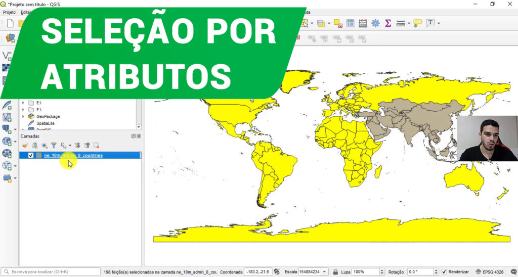 Captura de tela do software QGIS exibindo um mapa-múndi com a maioria dos países destacados em amarelo e alguns em cinza. Um grande banner verde no canto superior esquerdo diz "SELEÇÃO POR ATRIBUTOS", e uma pessoa aparece no canto inferior direito.